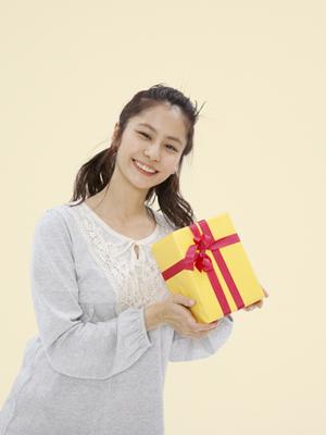 金箔を使ったアクセサリーの魅力と選び方：上質な輝きで彩る日本伝統の逸品